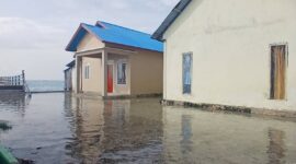 Tampak dua rumah warga di Dusun Kidan, Desa Kiltai, Kecamatan Seram Timur, Kabupaten Seram Bagian Timur (SBT), terendam banjir Rob pada Sabtu (21/3/2026). 