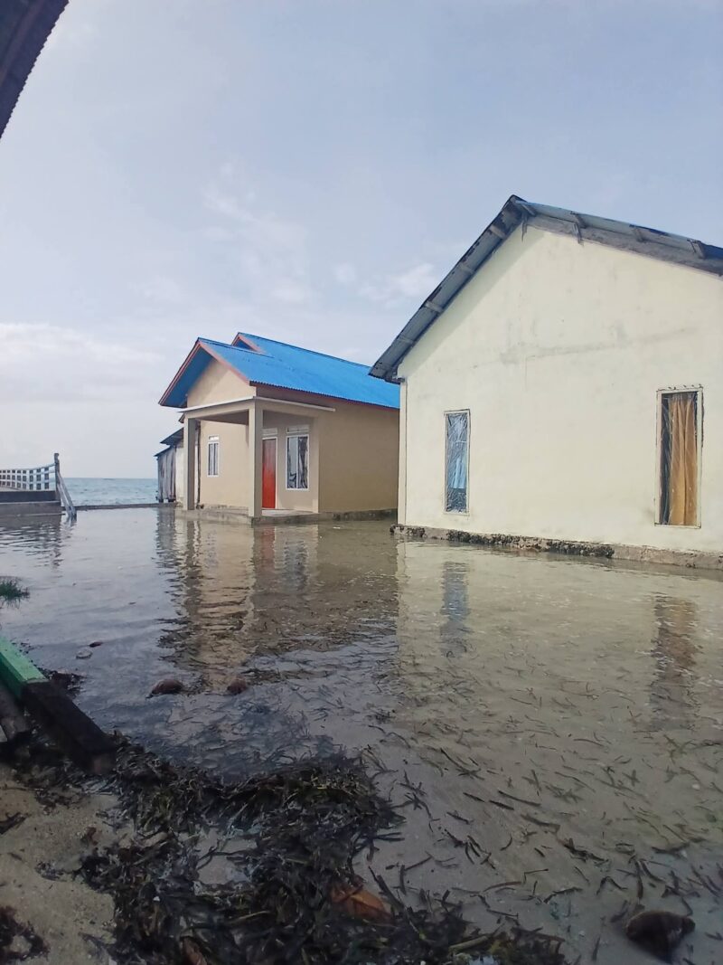 Tampak dua rumah warga di Dusun Kidan, Desa Kiltai, Kecamatan Seram Timur, Kabupaten Seram Bagian Timur (SBT), terendam banjir Rob pada Sabtu (21/3/2026). 