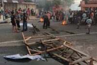 Warga Desa Werhir, Kecamatan Pulau Dullah Selatan, Kota Tual, melakukan aksi blokade jalan utama menggunakan kayu pada Jumat (27/3/2026). Foto: Akun Meta @Keluarga Marga Rahayaan.