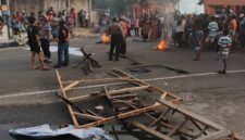 Warga Desa Werhir, Kecamatan Pulau Dullah Selatan, Kota Tual, melakukan aksi blokade jalan utama menggunakan kayu pada Jumat (27/3/2026). Foto: Akun Meta @Keluarga Marga Rahayaan.