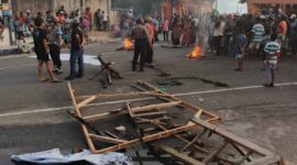 Warga Desa Werhir, Kecamatan Pulau Dullah Selatan, Kota Tual, melakukan aksi blokade jalan utama menggunakan kayu pada Jumat (27/3/2026). Foto: Akun Meta @Keluarga Marga Rahayaan.