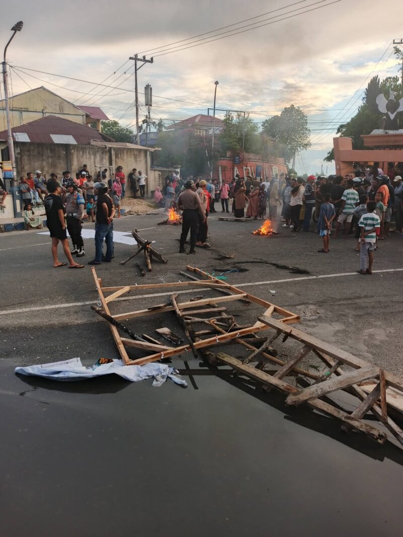 Warga Desa Werhir, Kecamatan Pulau Dullah Selatan, Kota Tual, melakukan aksi blokade jalan utama menggunakan kayu pada Jumat (27/3/2026). Foto: Akun Meta @Keluarga Marga Rahayaan.