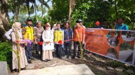 Anggota Komisi V DPR RI Dapil Maluku, Saadiah Uluputty, ST, meresmikan pembangunan Jalan Usaha Tani di Dusun Tanah Goyang dan Dusun Olas, Desa Loki serta Desa Ariate, Kecamatan Huamual Depan, Kabupaten Seram Bagian Barat, Jumat (6/3/2026). Foto : Istimewa