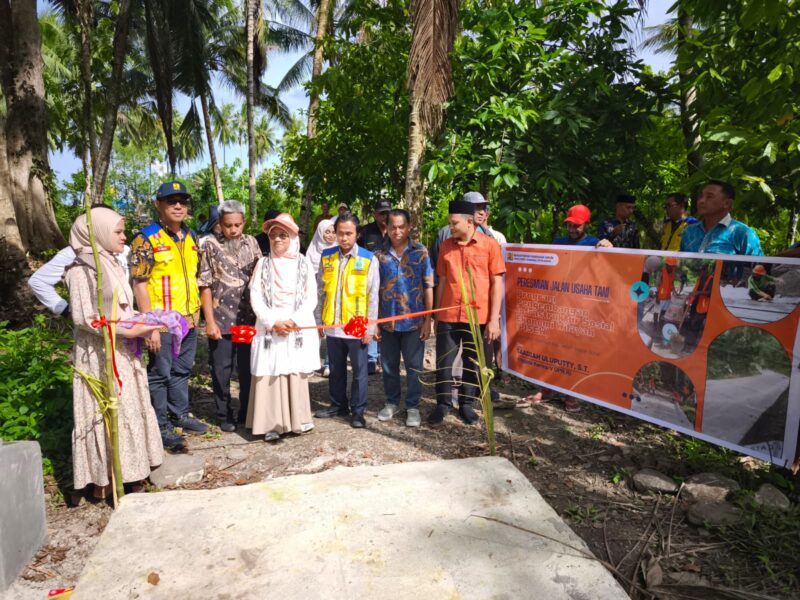 Anggota Komisi V DPR RI Dapil Maluku, Saadiah Uluputty, ST, meresmikan pembangunan Jalan Usaha Tani di Dusun Tanah Goyang dan Dusun Olas, Desa Loki serta Desa Ariate, Kecamatan Huamual Depan, Kabupaten Seram Bagian Barat, Jumat (6/3/2026). Foto : Istimewa