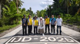 Anggota Komisi V DPR RI Saadiah Uluputty, ST bersama rombongan dari Balai Cipta Karya dan Balai Pelaksanaan Jalan Nasional (BPJN), meninjau langsung progres pembangunan ruas jalan Piru–Loki di Kabupaten Seram Bagian Barat, Maluku, Jumat (6/3/2026). Foto : Istimewa
