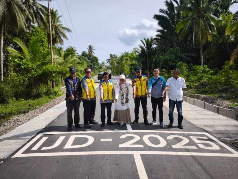 Anggota Komisi V DPR RI Saadiah Uluputty, ST bersama rombongan dari Balai Cipta Karya dan Balai Pelaksanaan Jalan Nasional (BPJN), meninjau langsung progres pembangunan ruas jalan Piru–Loki di Kabupaten Seram Bagian Barat, Maluku, Jumat (6/3/2026). Foto : Istimewa
