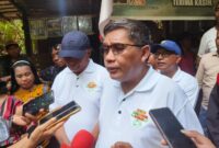 Wali Kota Ambon, Bodewin Wattimena saat diwawancarai usai  pelaksanaan acara Hari Peduli Sampah Nasional (HPSN) 2026 di Negeri Rutong, Kecamatan Leitimur Selatan, Ambon, Sabtu (28/2/2026). Foto : MCAMBON