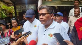 Wali Kota Ambon, Bodewin Wattimena saat diwawancarai usai  pelaksanaan acara Hari Peduli Sampah Nasional (HPSN) 2026 di Negeri Rutong, Kecamatan Leitimur Selatan, Ambon, Sabtu (28/2/2026). Foto : MCAMBON