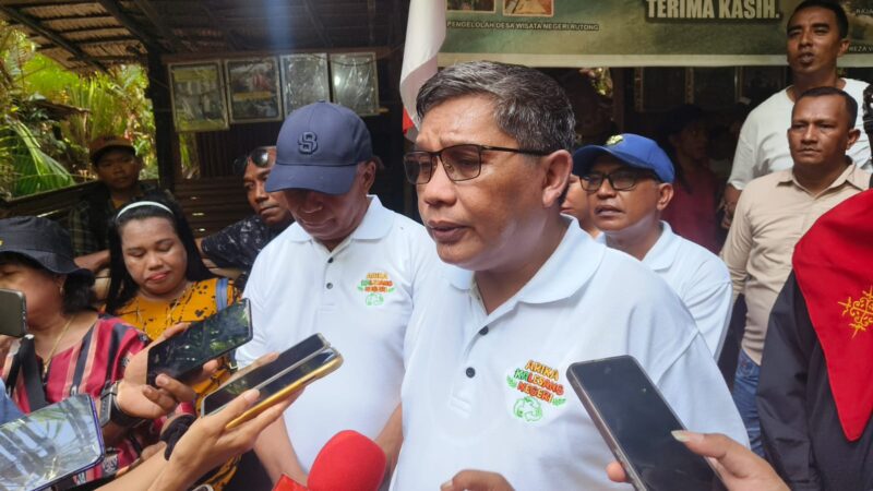 Wali Kota Ambon, Bodewin Wattimena saat diwawancarai usai  pelaksanaan acara Hari Peduli Sampah Nasional (HPSN) 2026 di Negeri Rutong, Kecamatan Leitimur Selatan, Ambon, Sabtu (28/2/2026). Foto : MCAMBON