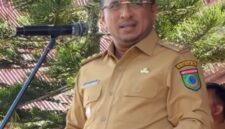 Bupati Seram Bagian Timur, Fachri Husni Alkatiri saat menyampaikan arahan kepada ASN pada apel perdana usai libur Lebaran, Rabu (1/4/2026). Foto : Tangkapan layar video