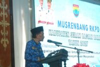 Bupati SBB Asri Arman menyampaikan sambutan dalam kegiatan Musrenbang RKPD Kabupaten Seram Bagian Barat Tahun 2027, (9/4/2026). Foto: Diskominfo SBB.