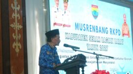 Bupati SBB Asri Arman menyampaikan sambutan dalam kegiatan Musrenbang RKPD Kabupaten Seram Bagian Barat Tahun 2027, (9/4/2026). Foto: Diskominfo SBB.
