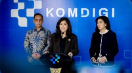 Menkomdigi Meutya Hafid didampingi Dirjen Pengawasan Ruang Digital Alexander Sabar dan Dirjen Komunikasi Publik dan Media Fifi Aleyda Yahya memberikan keterangan dalam konferensi pers di Kantor Kementerian Komdigi, Jakarta Pusat, Selasa (14/04/2026). Foto: DRA/Komdigi.