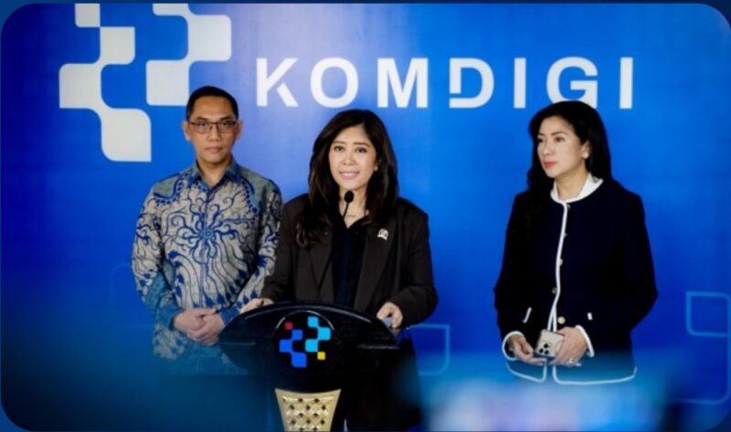 Menkomdigi Meutya Hafid didampingi Dirjen Pengawasan Ruang Digital Alexander Sabar dan Dirjen Komunikasi Publik dan Media Fifi Aleyda Yahya memberikan keterangan dalam konferensi pers di Kantor Kementerian Komdigi, Jakarta Pusat, Selasa (14/04/2026). Foto: DRA/Komdigi.