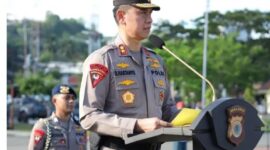 Kapolda Maluku, Irjen Pol Prof. Dr. Dadang Hartanto, menyampaikan arahan pada apel gelar Sabuk Kamtibmas dan Potensi Masyarakat yang berlangsung di Lapangan Letkol Pol Chr Tahapary, Tantui, Ambon, Rabu (15/4/2026). Foto : DOK. Polda Maluku
