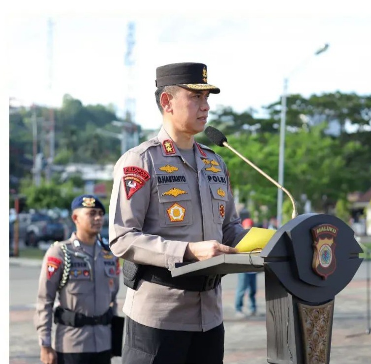 Kapolda Maluku, Irjen Pol Prof. Dr. Dadang Hartanto, menyampaikan arahan pada apel gelar Sabuk Kamtibmas dan Potensi Masyarakat yang berlangsung di Lapangan Letkol Pol Chr Tahapary, Tantui, Ambon, Rabu (15/4/2026). Foto : DOK. Polda Maluku
