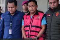 Penyidik Kejaksaan Agung mengawal Ketua Ombudsman RI 2026 - 2031 Hery Susanto (kedua kanan) seusai menjalani pemeriksaan dan penetapan tersangka di Gedung Bundar Jampidsus Kejaksaan Agung, Jakarta, Kamis (16/4/2026). ANTARA FOTO/MUHAMMAD IQBAL