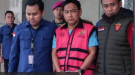 Penyidik Kejaksaan Agung mengawal Ketua Ombudsman RI 2026 - 2031 Hery Susanto (kedua kanan) seusai menjalani pemeriksaan dan penetapan tersangka di Gedung Bundar Jampidsus Kejaksaan Agung, Jakarta, Kamis (16/4/2026). ANTARA FOTO/MUHAMMAD IQBAL