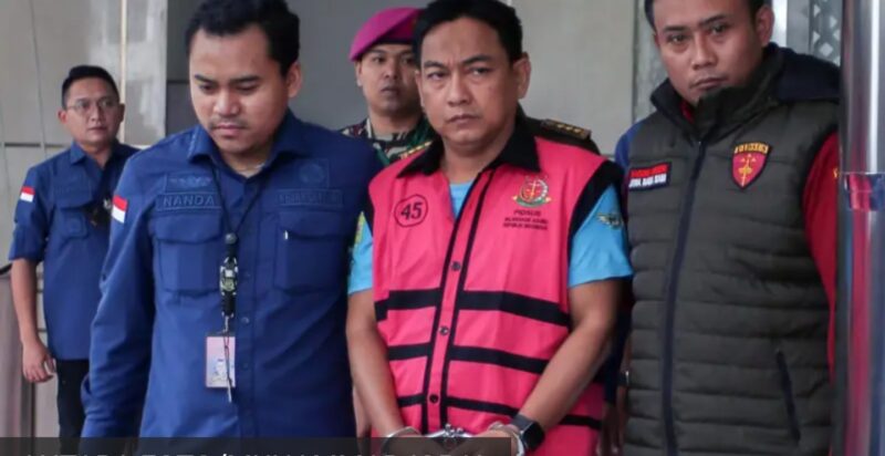 Penyidik Kejaksaan Agung mengawal Ketua Ombudsman RI 2026 - 2031 Hery Susanto (kedua kanan) seusai menjalani pemeriksaan dan penetapan tersangka di Gedung Bundar Jampidsus Kejaksaan Agung, Jakarta, Kamis (16/4/2026). ANTARA FOTO/MUHAMMAD IQBAL