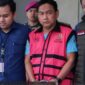 Penyidik Kejaksaan Agung mengawal Ketua Ombudsman RI 2026 - 2031 Hery Susanto (kedua kanan) seusai menjalani pemeriksaan dan penetapan tersangka di Gedung Bundar Jampidsus Kejaksaan Agung, Jakarta, Kamis (16/4/2026). ANTARA FOTO/MUHAMMAD IQBAL