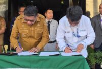 Wali Kota Ambon Bodewin Wattimena bersama perwakilan PT Pelindo menandatangani Perjanjian Kerja Sama (PKS) pemanfaatan lahan bekas Pasar Inprers Ambon menjadi area penumpukan petikemas, Senin (20/4/2026). Foto : Humas Pemkot Ambon.