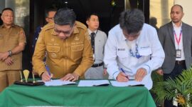 Wali Kota Ambon Bodewin Wattimena bersama perwakilan PT Pelindo menandatangani Perjanjian Kerja Sama (PKS) pemanfaatan lahan bekas Pasar Inprers Ambon menjadi area penumpukan petikemas, Senin (20/4/2026). Foto : Humas Pemkot Ambon.