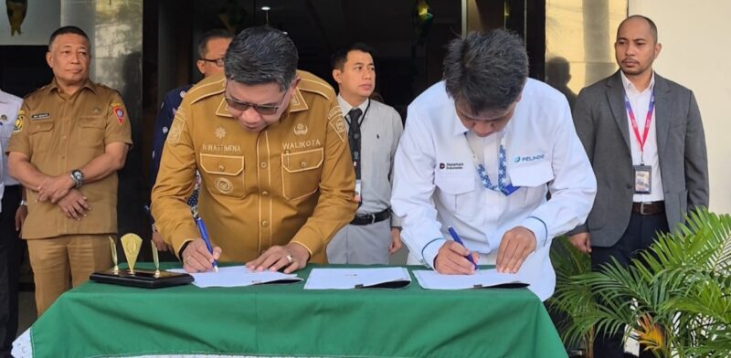 Wali Kota Ambon Bodewin Wattimena bersama perwakilan PT Pelindo menandatangani Perjanjian Kerja Sama (PKS) pemanfaatan lahan bekas Pasar Inprers Ambon menjadi area penumpukan petikemas, Senin (20/4/2026). Foto : Humas Pemkot Ambon.