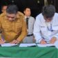 Wali Kota Ambon Bodewin Wattimena bersama perwakilan PT Pelindo menandatangani Perjanjian Kerja Sama (PKS) pemanfaatan lahan bekas Pasar Inprers Ambon menjadi area penumpukan petikemas, Senin (20/4/2026). Foto : Humas Pemkot Ambon.