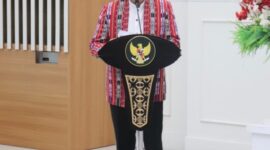 Sekretaris Daerah Maluku, Sadali Ie menyampaikan sambutan pada peringatan Hari Kartini yang digelar di Aula Lantai 7 Kantor Gubernur Maluku, Rabu (22/4/2026). Foto : Diskominfo Maluku.
