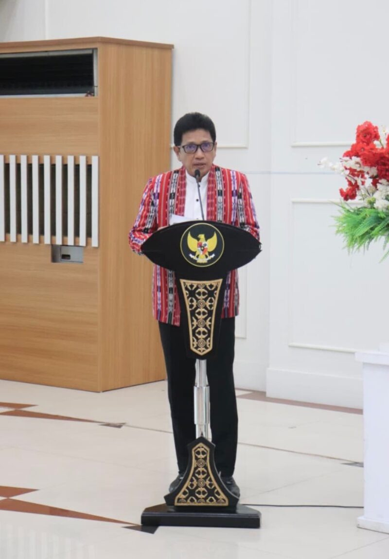 Sekretaris Daerah Maluku, Sadali Ie menyampaikan sambutan pada peringatan Hari Kartini yang digelar di Aula Lantai 7 Kantor Gubernur Maluku, Rabu (22/4/2026). Foto : Diskominfo Maluku.