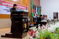 Juru Bicara DPRD Maluku, Alhidayat Wadjo, membacakan rekomendasi Pansus LPKJ pada Rapat Paripurna DPRD Provinsi Maluku, dalam rangka penyampaian rekomendasi DPRD Provinsi Maluku terhadap LKPJ Gubernur Maluku Tahun Anggaran 2025, yang berlangsung di ruang paripurna, Kamis (23/4/2026). Foto : Merindudprd.com/Rudy.

