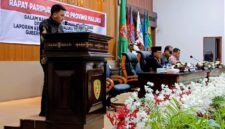 Juru Bicara DPRD Maluku, Alhidayat Wadjo, membacakan rekomendasi Pansus LPKJ pada Rapat Paripurna DPRD Provinsi Maluku, dalam rangka penyampaian rekomendasi DPRD Provinsi Maluku terhadap LKPJ Gubernur Maluku Tahun Anggaran 2025, yang berlangsung di ruang paripurna, Kamis (23/4/2026). Foto : Merindudprd.com/Rudy.
