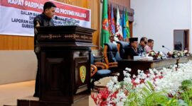 Juru Bicara DPRD Maluku, Alhidayat Wadjo, membacakan rekomendasi Pansus LPKJ pada Rapat Paripurna DPRD Provinsi Maluku, dalam rangka penyampaian rekomendasi DPRD Provinsi Maluku terhadap LKPJ Gubernur Maluku Tahun Anggaran 2025, yang berlangsung di ruang paripurna, Kamis (23/4/2026). Foto : Merindudprd.com/Rudy.
