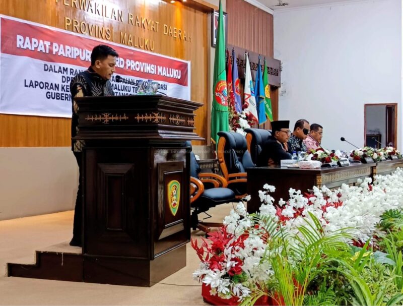 Juru Bicara DPRD Maluku, Alhidayat Wadjo, membacakan rekomendasi Pansus LPKJ pada Rapat Paripurna DPRD Provinsi Maluku, dalam rangka penyampaian rekomendasi DPRD Provinsi Maluku terhadap LKPJ Gubernur Maluku Tahun Anggaran 2025, yang berlangsung di ruang paripurna, Kamis (23/4/2026). Foto : Merindudprd.com/Rudy.
