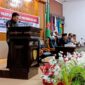 Juru Bicara DPRD Maluku, Alhidayat Wadjo, membacakan rekomendasi Pansus LPKJ pada Rapat Paripurna DPRD Provinsi Maluku, dalam rangka penyampaian rekomendasi DPRD Provinsi Maluku terhadap LKPJ Gubernur Maluku Tahun Anggaran 2025, yang berlangsung di ruang paripurna, Kamis (23/4/2026). Foto : Merindudprd.com/Rudy.
