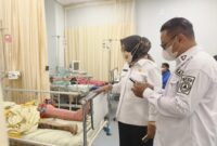 Wakil Wali Kota Ambon, Elly Toisuta,  menjenguk korban pohon tumbang yang saat ini tengah menjalani perawatan medis di RSUP Dr. Johannes Leimena, Ambon, Selasa (28/4/2026). Foto : Humas Pemkot Ambon