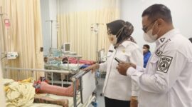 Wakil Wali Kota Ambon, Elly Toisuta,  menjenguk korban pohon tumbang yang saat ini tengah menjalani perawatan medis di RSUP Dr. Johannes Leimena, Ambon, Selasa (28/4/2026). Foto : Humas Pemkot Ambon