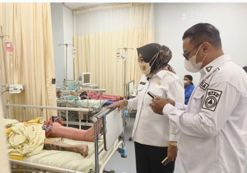 Wakil Wali Kota Ambon, Elly Toisuta,  menjenguk korban pohon tumbang yang saat ini tengah menjalani perawatan medis di RSUP Dr. Johannes Leimena, Ambon, Selasa (28/4/2026). Foto : Humas Pemkot Ambon