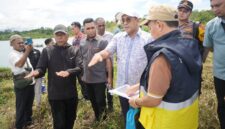  Bupati Maluku Tengah, Zulkarnain Awat Amir (kemeja putih), meninjau langsung lokasi persiapan pembangunan Pelabuhan Penyeberangan Ferry Teluk Dalam pada Jumat (3/3/2026). Foto : Humas Pemkab Maluku Tengah
