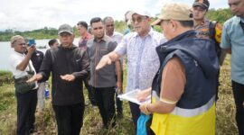  Bupati Maluku Tengah, Zulkarnain Awat Amir (kemeja putih), meninjau langsung lokasi persiapan pembangunan Pelabuhan Penyeberangan Ferry Teluk Dalam pada Jumat (3/3/2026). Foto : Humas Pemkab Maluku Tengah