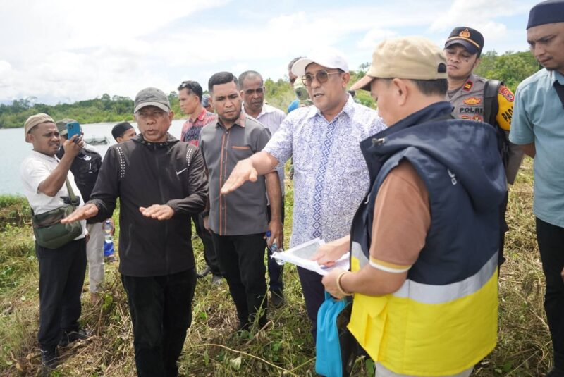  Bupati Maluku Tengah, Zulkarnain Awat Amir (kemeja putih), meninjau langsung lokasi persiapan pembangunan Pelabuhan Penyeberangan Ferry Teluk Dalam pada Jumat (3/3/2026). Foto : Humas Pemkab Maluku Tengah