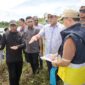  Bupati Maluku Tengah, Zulkarnain Awat Amir (kemeja putih), meninjau langsung lokasi persiapan pembangunan Pelabuhan Penyeberangan Ferry Teluk Dalam pada Jumat (3/3/2026). Foto : Humas Pemkab Maluku Tengah