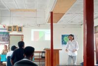 Nasional Program Manager Yayasan Blue Allience Indonesia Andreas Hero Ohoiulun, menyampaikan materi pada pertemuan bersama warga Desa Batumerah, Kecamatan Damer, Maluku Barat Daya, Selasa (8/4/2026). Foto : Istimewa