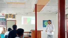 Nasional Program Manager Yayasan Blue Allience Indonesia Andreas Hero Ohoiulun, menyampaikan materi pada pertemuan bersama warga Desa Batumerah, Kecamatan Damer, Maluku Barat Daya, Selasa (8/4/2026). Foto : Istimewa