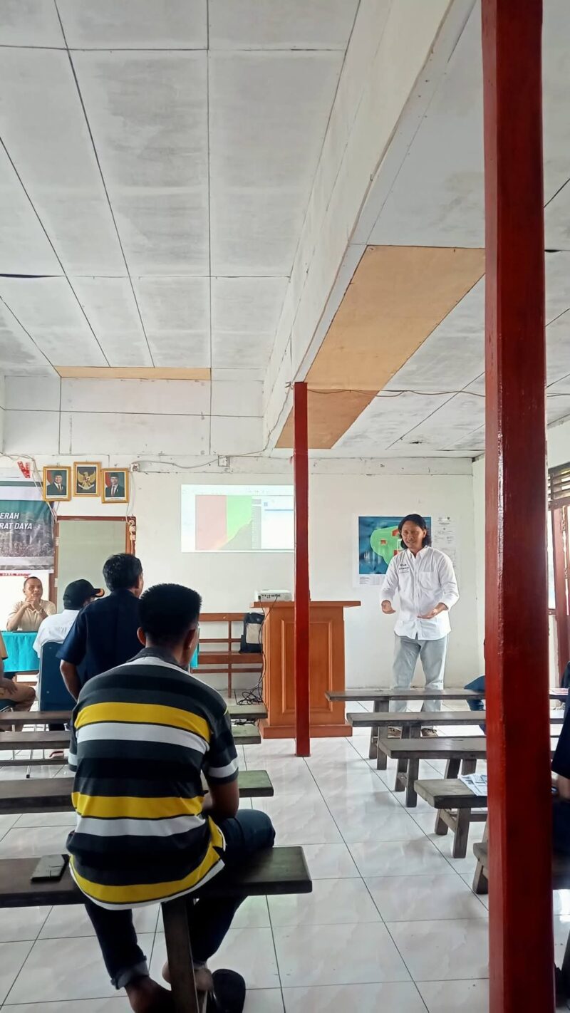 Nasional Program Manager Yayasan Blue Allience Indonesia Andreas Hero Ohoiulun, menyampaikan materi pada pertemuan bersama warga Desa Batumerah, Kecamatan Damer, Maluku Barat Daya, Selasa (8/4/2026). Foto : Istimewa