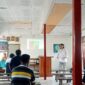 Nasional Program Manager Yayasan Blue Allience Indonesia Andreas Hero Ohoiulun, menyampaikan materi pada pertemuan bersama warga Desa Batumerah, Kecamatan Damer, Maluku Barat Daya, Selasa (8/4/2026). Foto : Istimewa