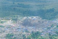 Foto udara lokasi tambang ilegal Gunung Botak di wilayah Kabupaten Buru, yang dipotret oleh Polda Maluku saat Irjen Pol. Prof. Dr. Dadang Hartanto, bersama Kasum TNI, Letjen TNI Richard Taruli H. Tampubolon, melakukan peninjauan udara di kawasan tambang ilegal Gunung Botak, Senin (13/4/2026). Foto : Istimewa