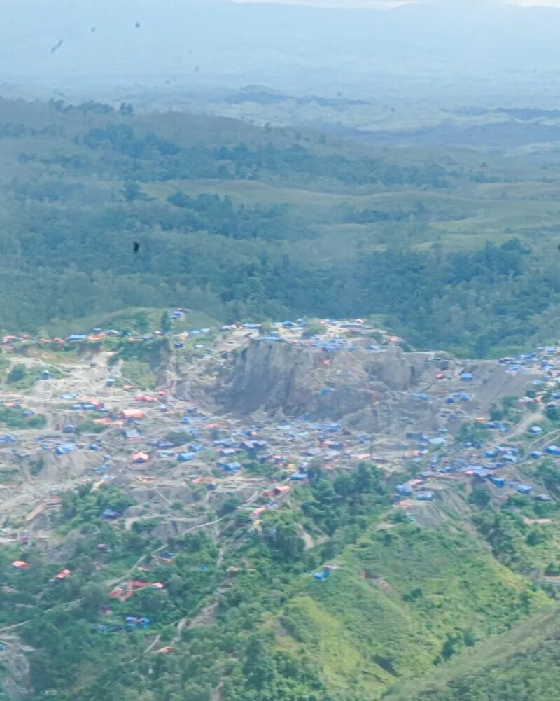 Foto udara lokasi tambang ilegal Gunung Botak di wilayah Kabupaten Buru, yang dipotret oleh Polda Maluku saat Irjen Pol. Prof. Dr. Dadang Hartanto, bersama Kasum TNI, Letjen TNI Richard Taruli H. Tampubolon, melakukan peninjauan udara di kawasan tambang ilegal Gunung Botak, Senin (13/4/2026). Foto : Istimewa