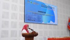 Wakil Rektor Bidang Kemahasiswaan, Hubungan Masyarakat, dan Alumni, Dr. Nur Aida Kubangun, S.Pd., M.Pd., menyampaikan sambutan pada pembukaan gelaran Seleksi Olimpiade Nasional Matematika dan Ilmu Pengetahuan Alam Perguruan Tinggi (ON MIPA-PT) tingkat Universitas Pattimura tahun 2026,  bertempat di Fakultas Sains dan Teknologi (FST) pada Kamis, (16/4/2026). Foto: Humas Unpatti
