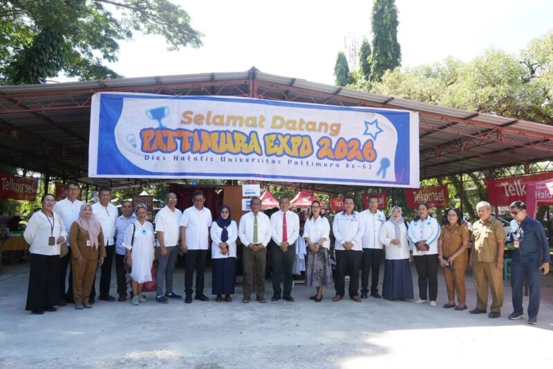 Foto bersama pada acara pembukaan Pattimura Expo dan Job Fair 2026. Kegiatan ini resmi dibuka pada Senin (20/4/2026) di pelataran Auditorium Unpatti. Foto : Humas Unpatti
